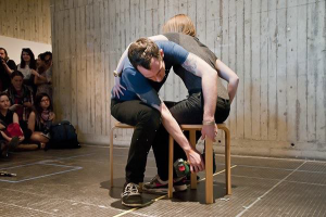 Excentricités VI, 2015, Musée des Beaux Arts, Besançon Des vis, 2014 performance, 10min env. cf: https://vimeo.com/125369001 Nous sommes assis face à face sur deux tabourets. Chacun notre tour, nous dévissons les 8 vis qui assemblent le tabouret de l’autre. Une fois toutes les vis tombées, nous nous levons et partons. 